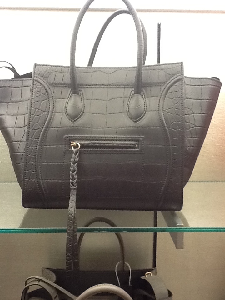 Celine Phantom Bag with Missing Signature Front Logo | Spotted Fashion Celine Phantom Bag with Missing Signature Front Logo | Spotted Fashion