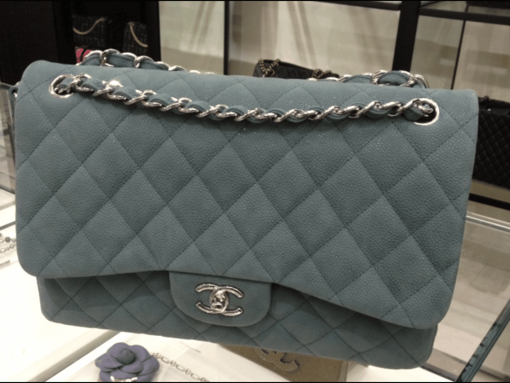 Сумка шанель карман улыбка. Сумка Шанель Флэп бэг белая. Chanel Classic Flap Jumbo. Шанель сумка серая Classic. Сумка Шанель джамбо.