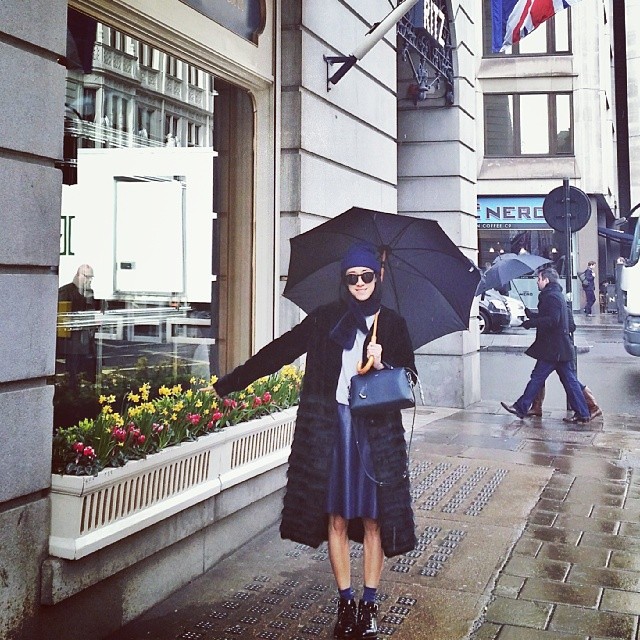 Eva Chen carrying Fendi Fall 2014 Runway bag - 2