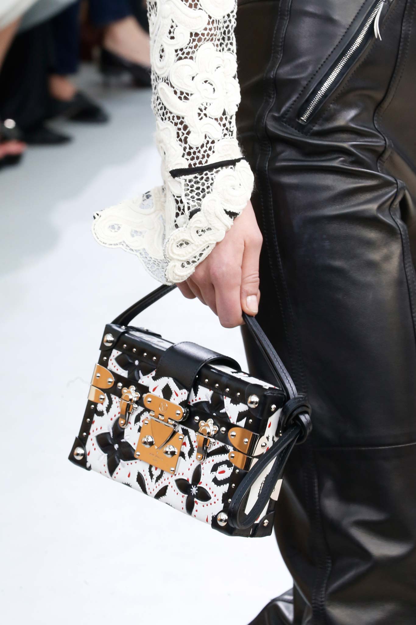 Défilé Louis Vuitton: Automne-hiver 2014-2015  Louis vuitton petite malle,  Trending handbag, Louis vuitton trunk