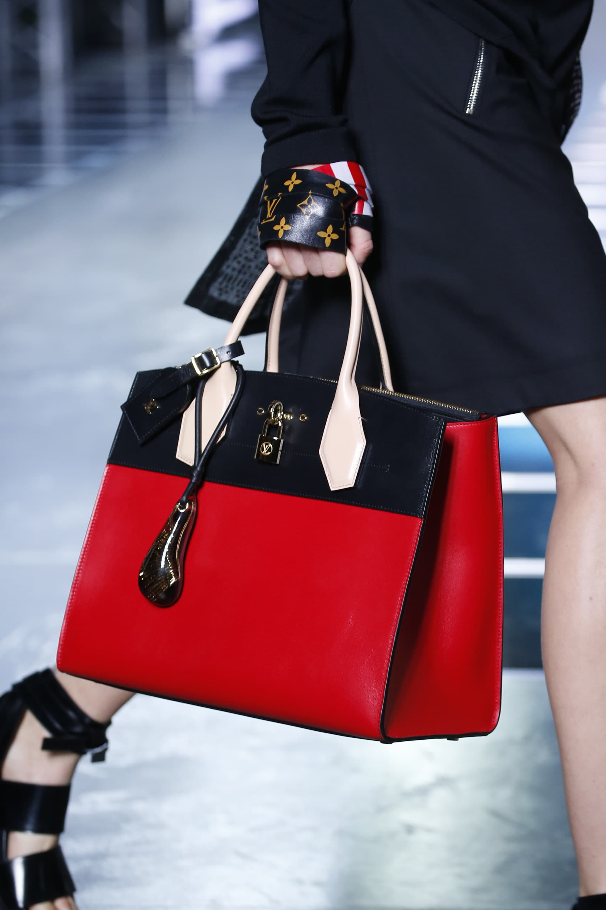 LOUIS VUITTON SPRING IN THE CITY ON THE GO PM Tote Bag