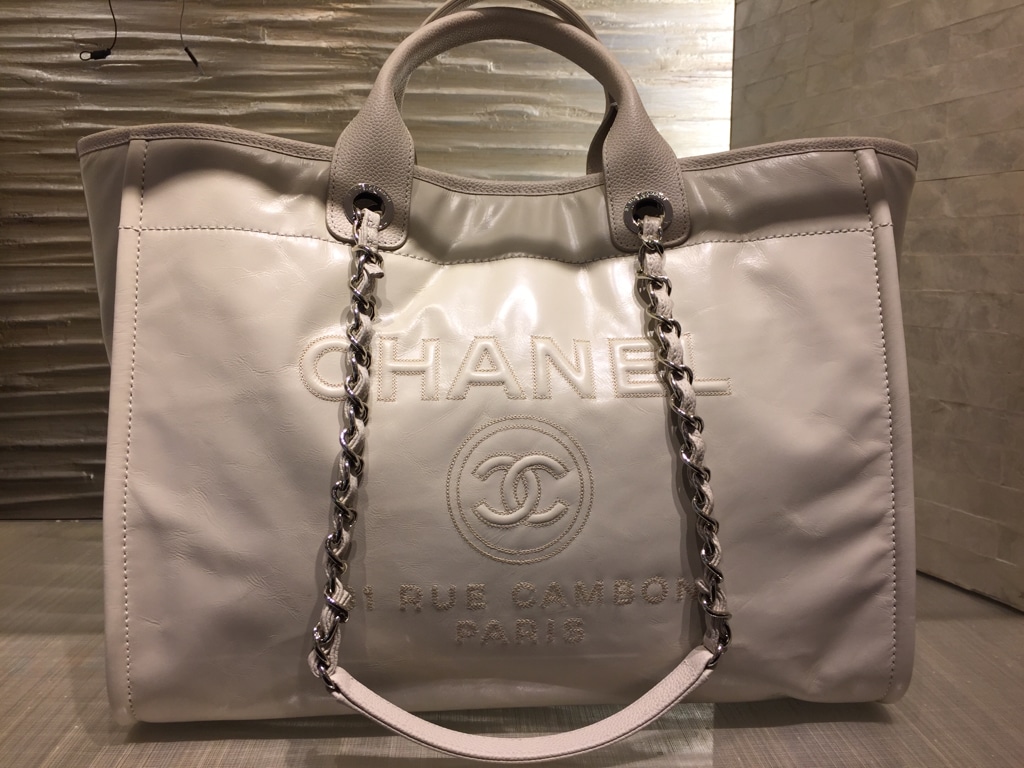 Deauville leather tote Chanel Beige in Leather - 35797811