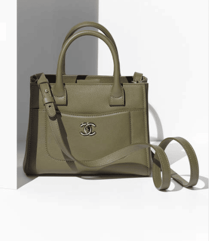 Neo Executive Chanel Handbags for Women - Vestiaire Collective