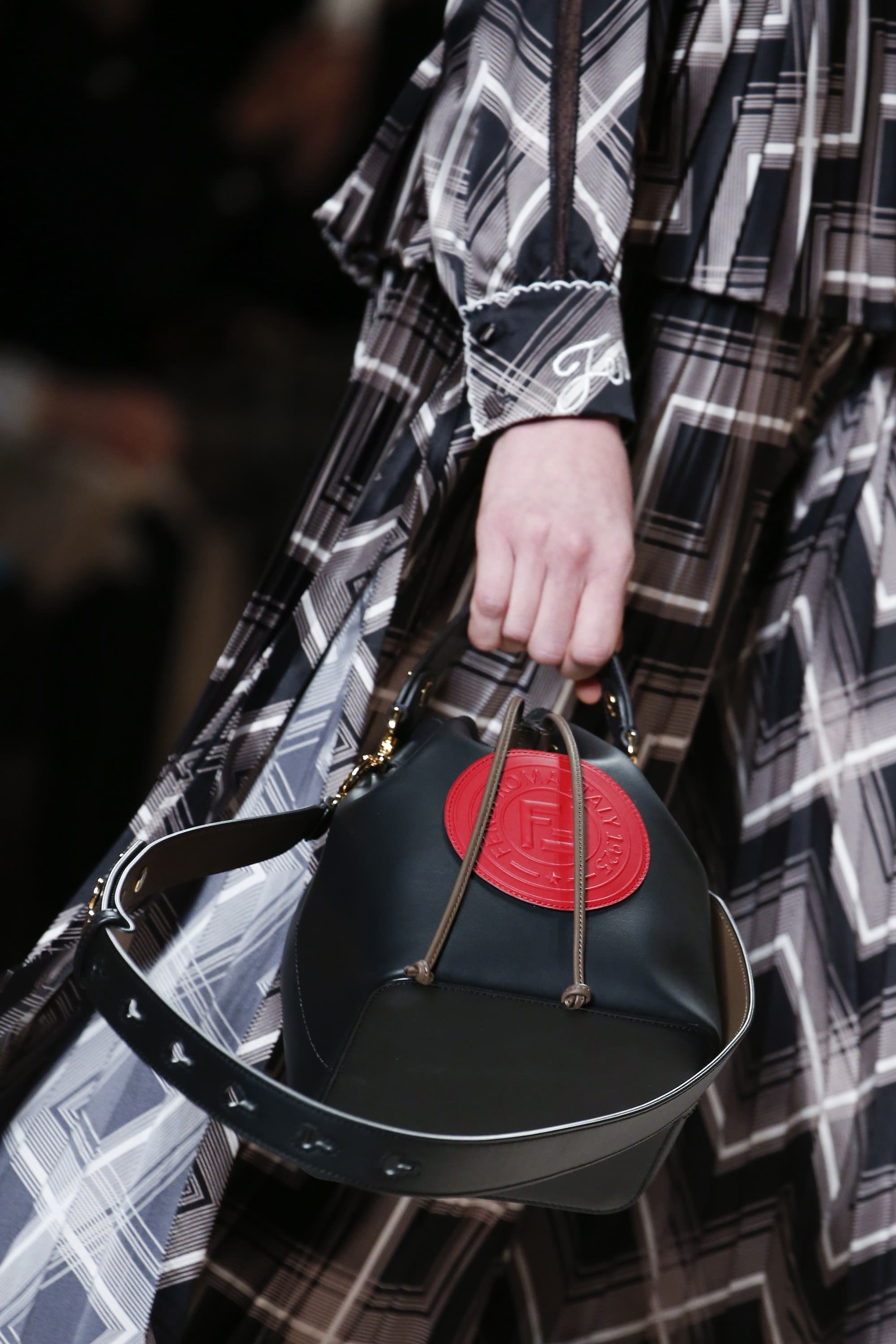 Fendi bucket hotsell bag 2018