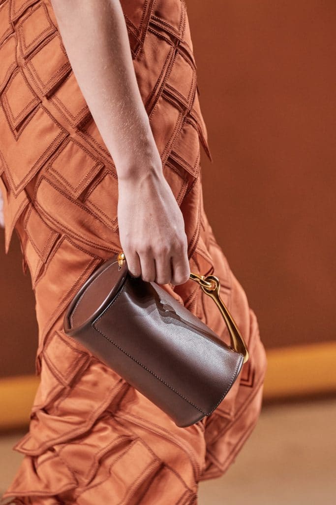 The latest color from the Hermes Spring/Summer 2022 collection! Comfortable  brown Chai is now in stock.